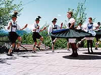 Schuhplattler in lederhosen